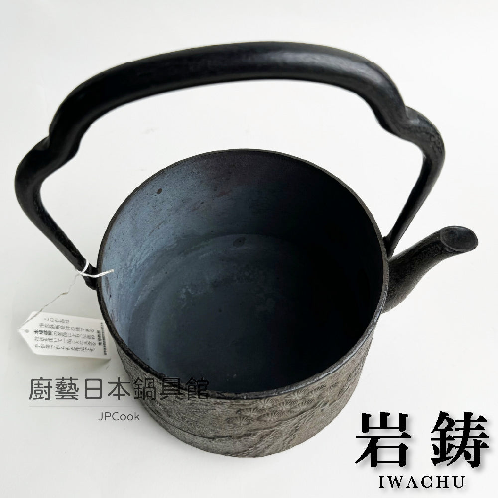 🫖 岩鑄|清末作|工藝師名家系列|1.9L 18型寸同松鉄瓶/南部鐵器/名家製/手工製/鐵壺/鐵瓶/11027