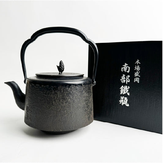 🫖 岩鑄|清末作|工藝師名家系列|1.8L 18型利久磨鐵瓶/南部鐵器/無塗層/煮水/鐵壺/鐵瓶#11059