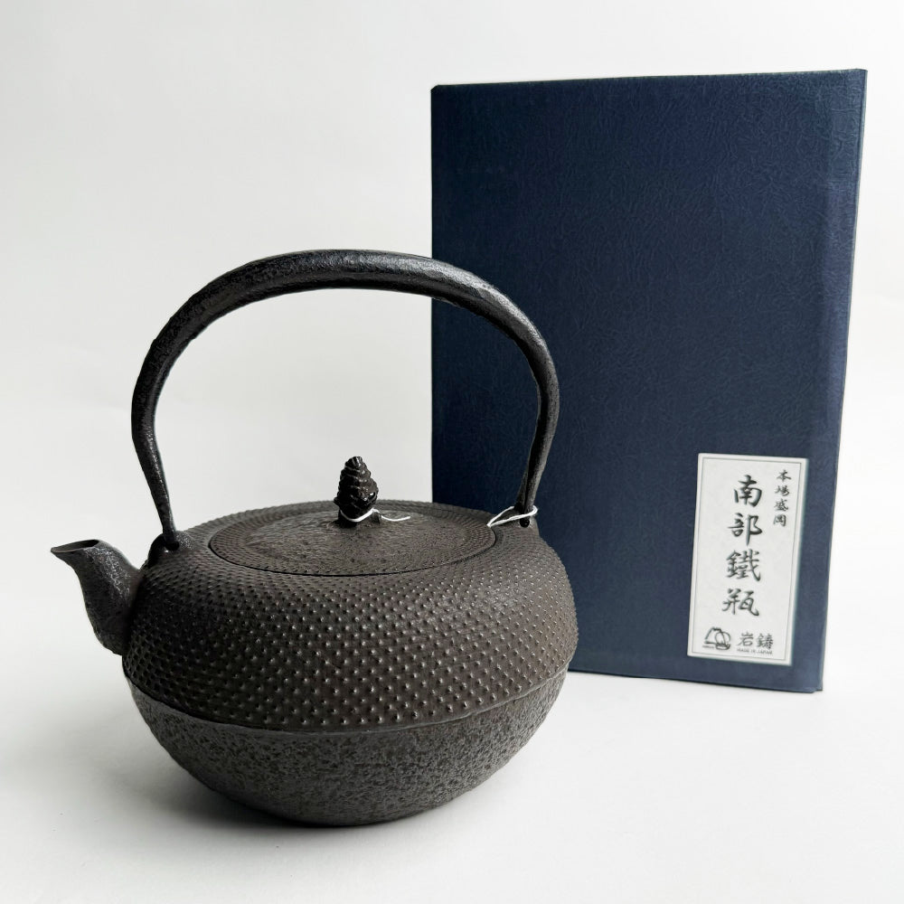 🫖 岩鑄|清茂作|工藝師名家系列|1.1L -9型姥口アラレ鉄瓶/南部鐵器/鑄鐵壺/鐵壺/鐵瓶/無塗層#11025