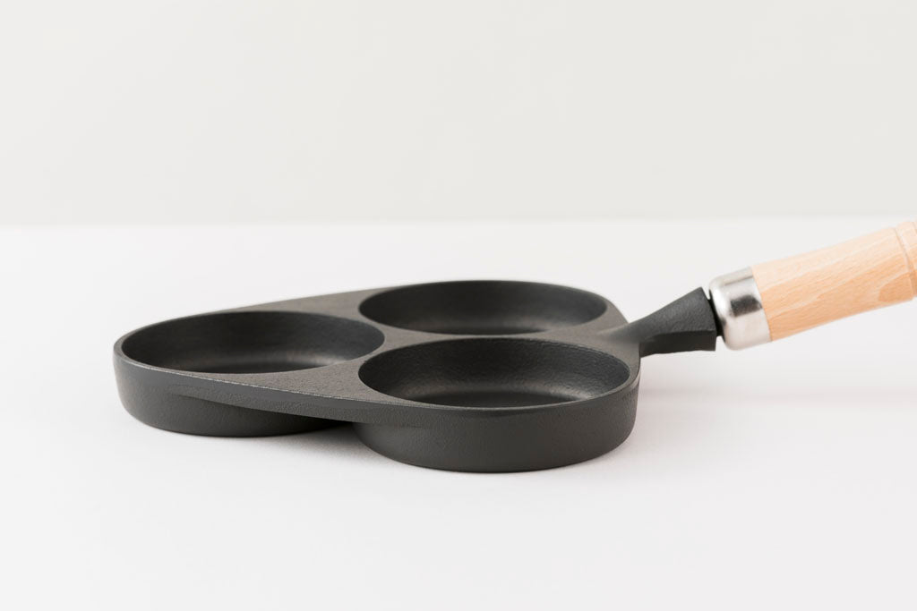 岩鑄|3格目玉燒|付木柄|3格鍋/南部鐵器/多功能鐵鍋/鑄鐵鍋/目玉燒/早餐好幫手/煎蛋鍋 24018