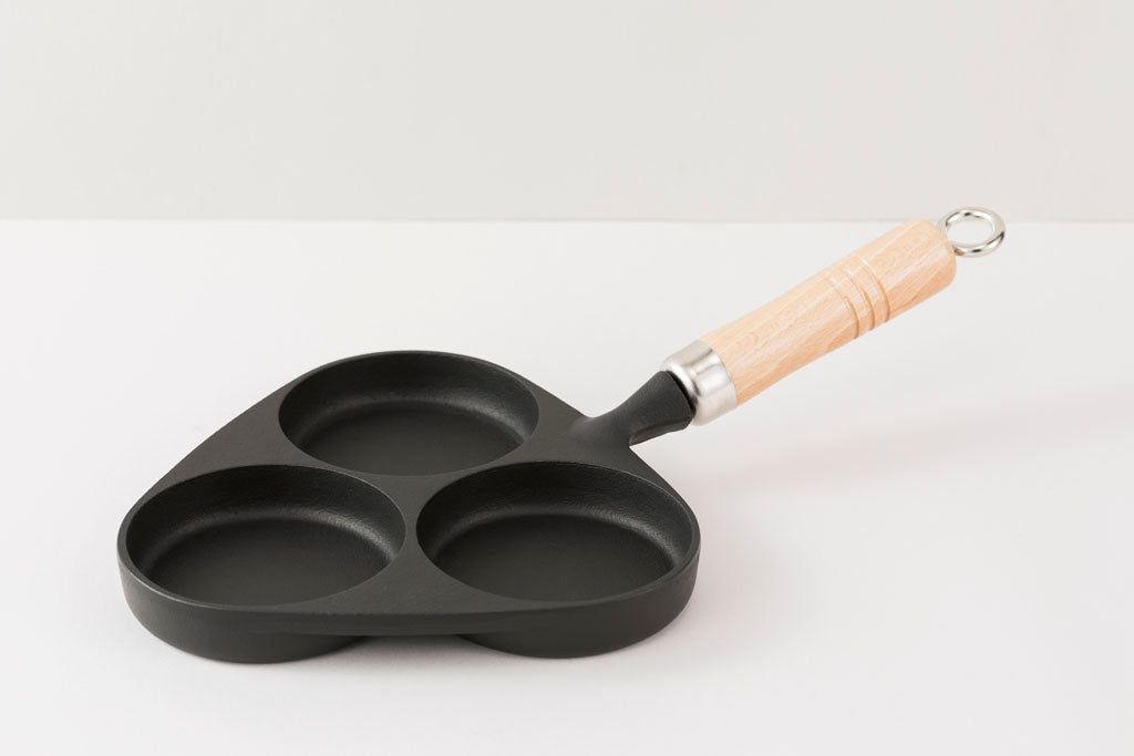 岩鑄|3格目玉燒|付木柄|3格鍋/南部鐵器/多功能鐵鍋/鑄鐵鍋/目玉燒/早餐好幫手/煎蛋鍋 24018