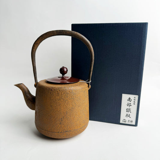 🫖 岩鑄|清末作|工藝師名家系列|1.6L 18型筒型肌(唐金蓋)/南部鐵器/無塗層/煮水/鐵壺/鐵瓶#11092