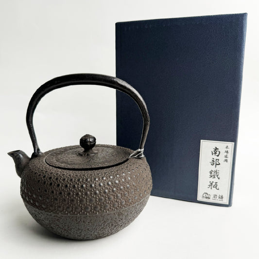 🫖 岩鑄|清茂作|工藝師名家系列|1.1L  9型姥口亀甲鉄瓶/南部鐵器/鐵壺/鑄鐵壺/茶具/茶壺/鐵瓶/泡茶#11026