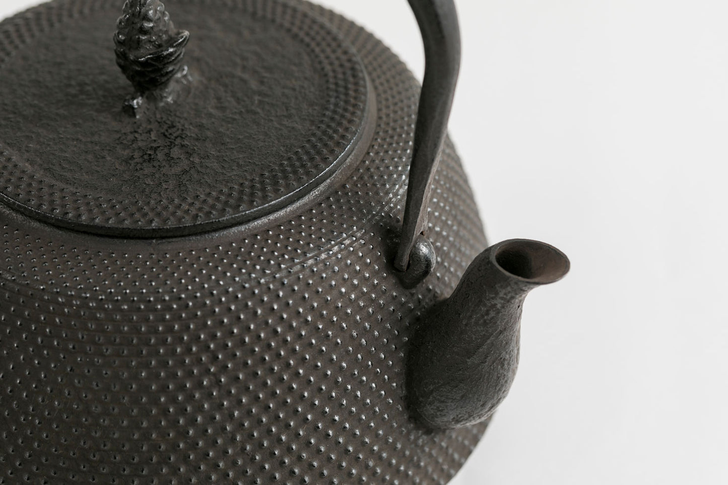 🫖 岩鑄|清茂作|工藝師名家系列|1.8L 18型肩付アラレ鉄瓶/南部鐵器/鐵壺/鐵瓶/無塗層/泡茶/#11017