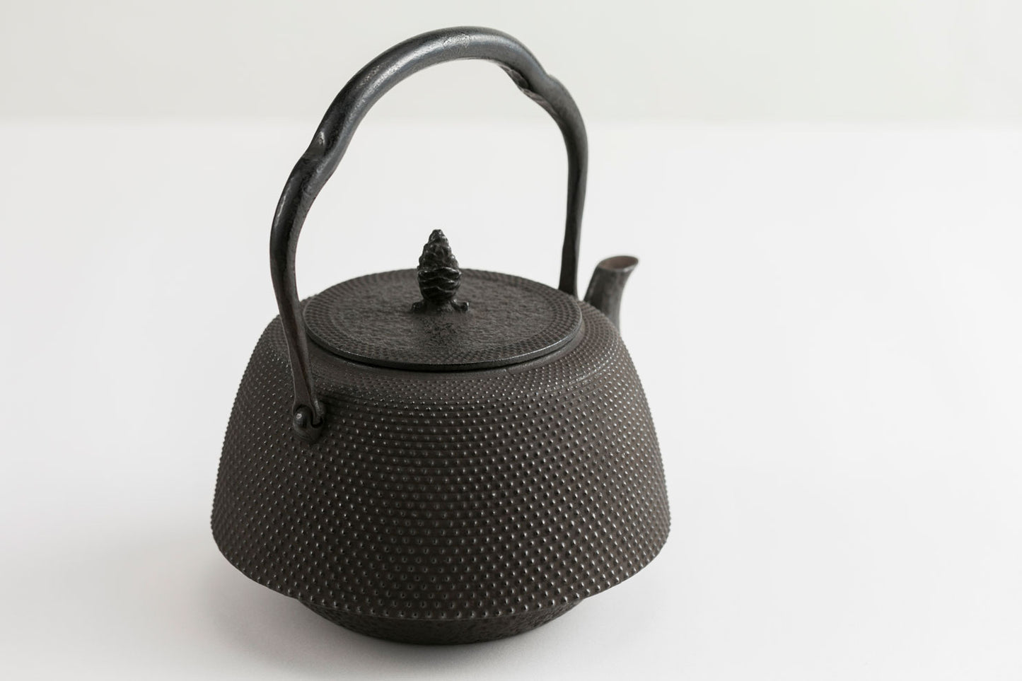 🫖 岩鑄|清茂作|工藝師名家系列|1.8L 18型肩付アラレ鉄瓶/南部鐵器/鐵壺/鐵瓶/無塗層/泡茶/#11017